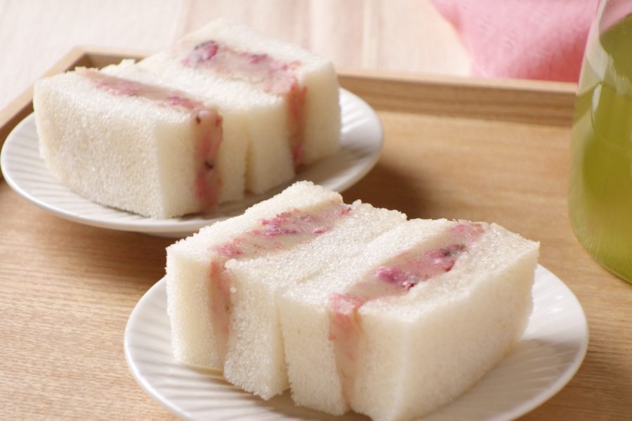 米粉パンでつくる春のおやつレシピ『もちもち桜あんサンド 』